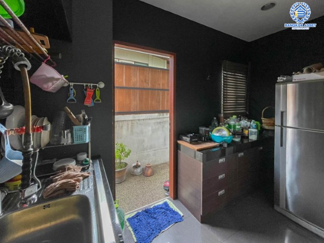 *****บ้านเดี่ยวมือสอง ม. ซอย พหลโยธิน56 พหลโยธิน บ้านเดี่ยวหลังใหญ่ ภายในตกแต่งหรูหรา สวยมาก  บนเนื้อที่เยอะถึง 98.60 ตร.ว.  3 ห้องนอน 3 ห้องน้ำ 2 ที่จอดรถ ภายในบรรยากาศร่มรื่นมีความเป็นส่วนตัวมาก พร้อมมีสระน้ำในตัว  บนพื้นที่กว่า 316 ตร.ม บนทำเลที่ดี เชื่อมต่อถนน พหลโยธิน, ลำลูกกา, วิภาวดี-รังสิต เดินทางสะดวกใกล้รถไฟฟ้า สถานี "แยก คปอ, คูคต"